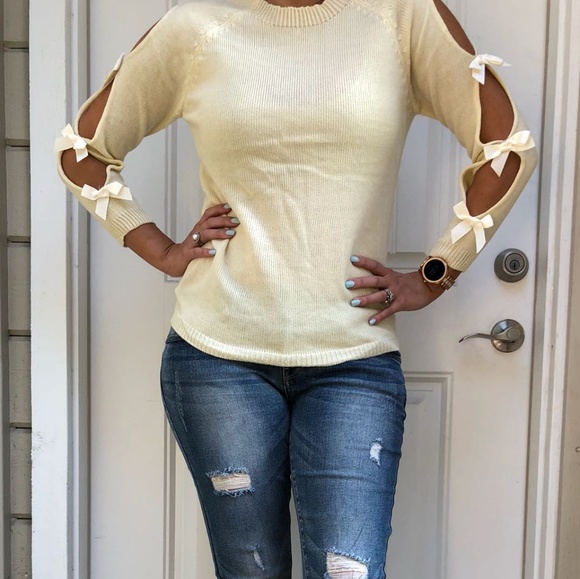 LAST ONE!! Light yellow/cream bow sweater - Picture 6 of 8